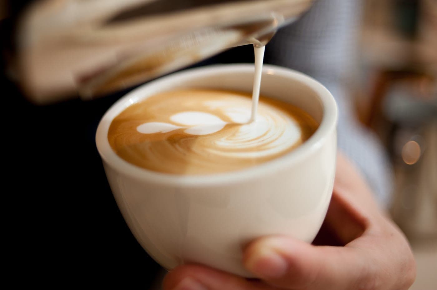 Susu dituang membentuk latte art